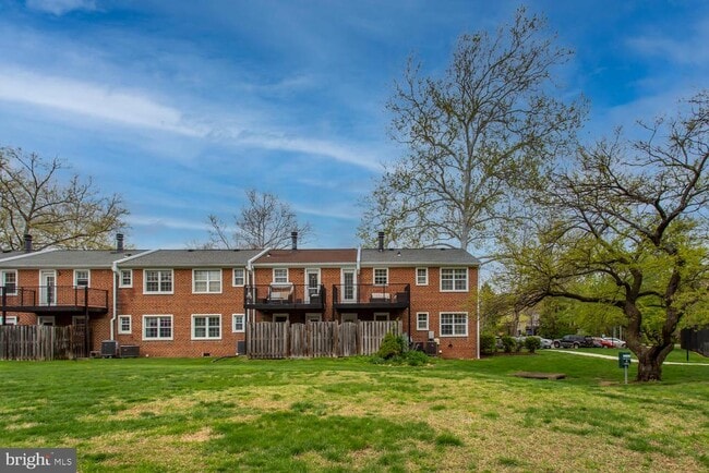 Building Photo - 2707 S Walter Reed Dr