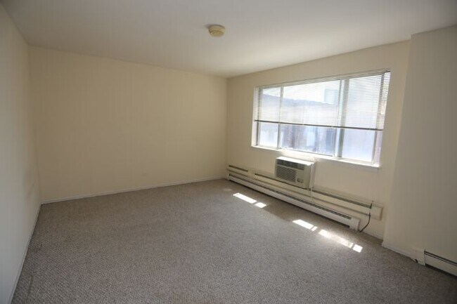 Building Photo - 675 W Wrightwood Ave