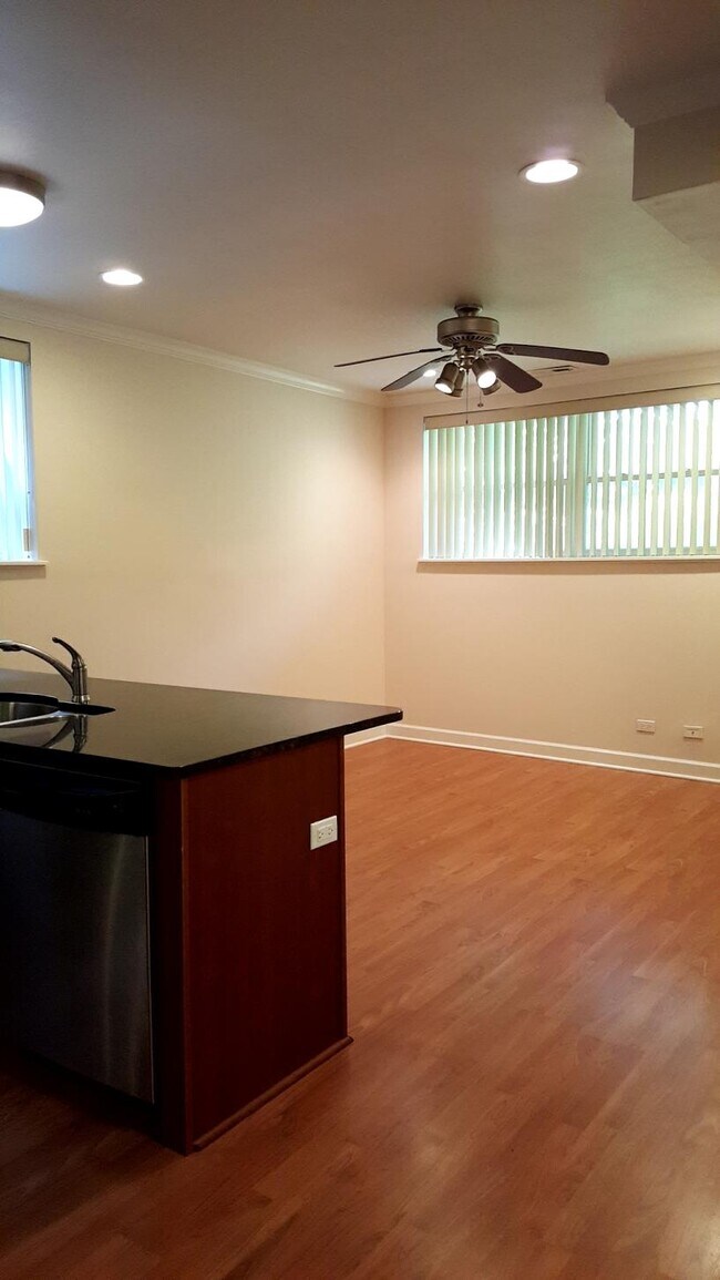 Foto del edificio - 3713 N Kenneth Ave