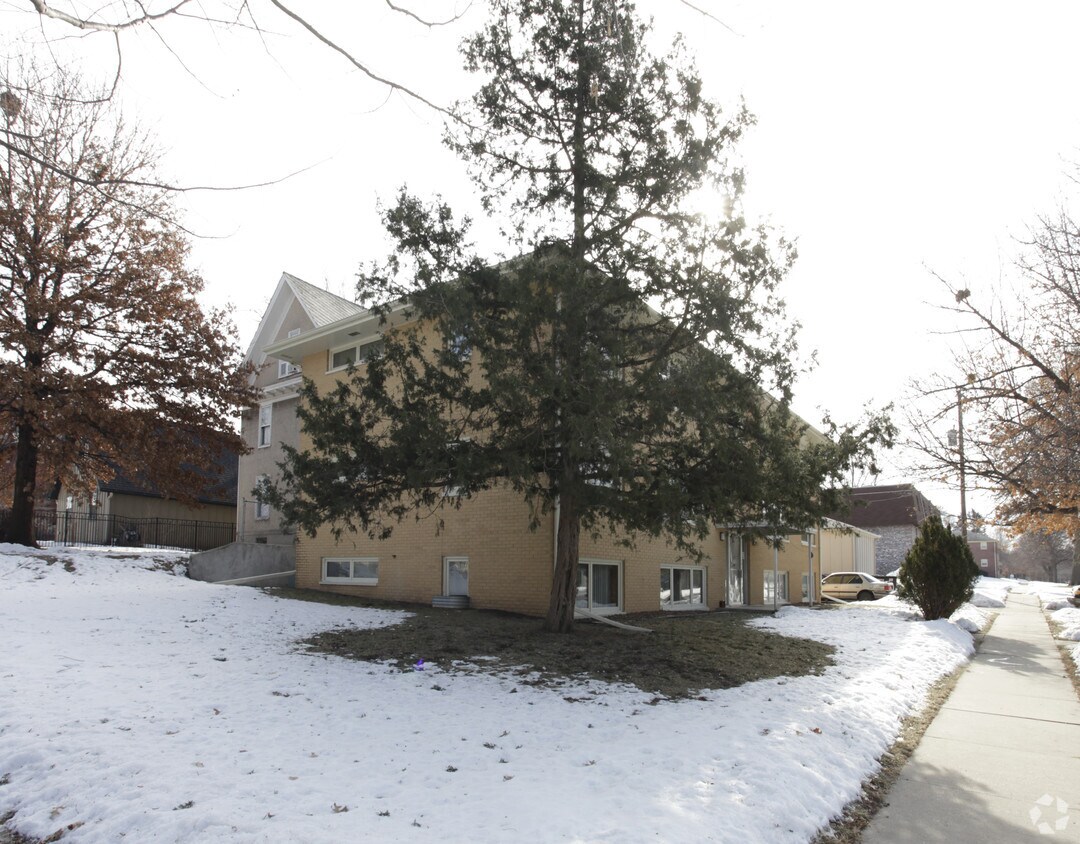 Building Photo - 900 S 19th St