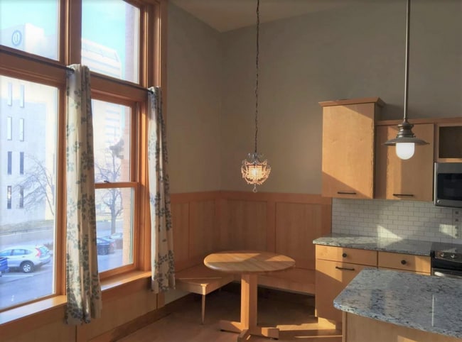 Building Photo - Downtown Unit With Gym and Garage Access!!