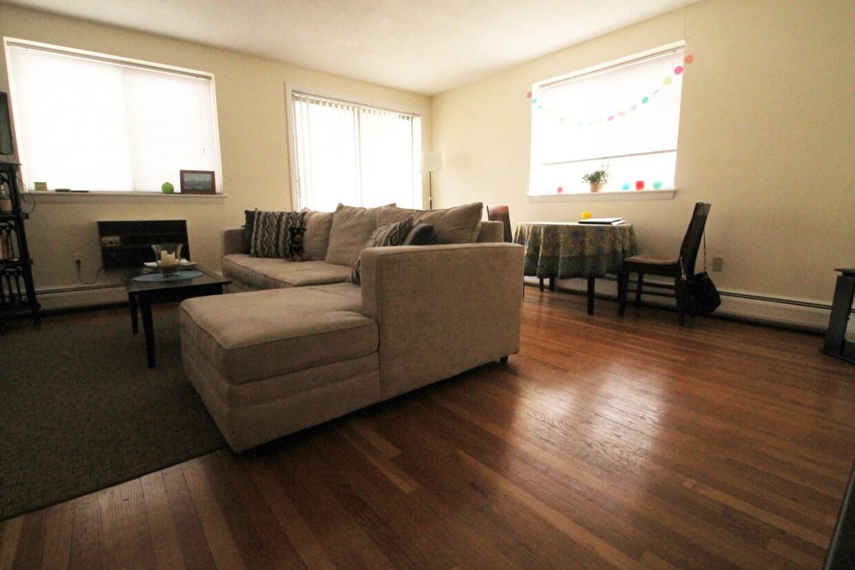 livingroom - 85 Sutherland Rd