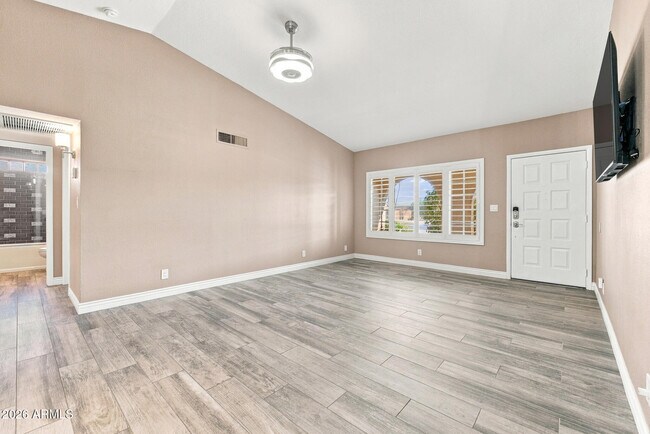 Foto del edificio - 10720 E Clinton St