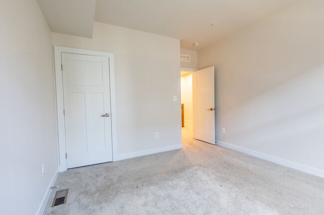 Foto del edificio - Stunning 3 BR/2.5 BA 2-Level Condo in Laurel!