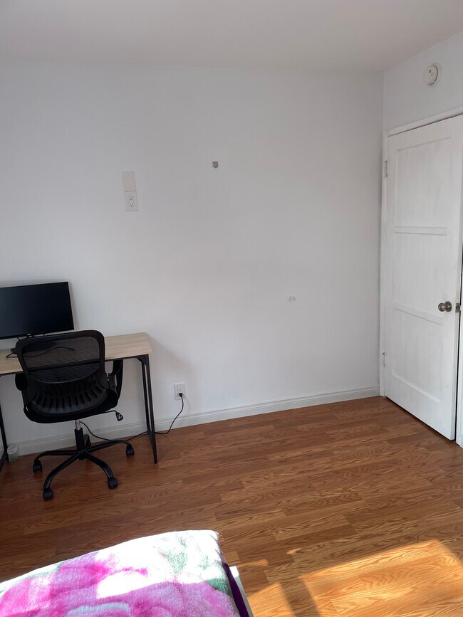 Dormitorio 1 - 2707 W 146th St