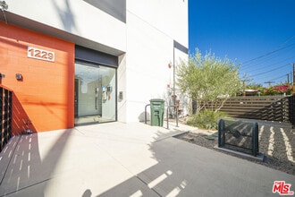 Building Photo - 1229 S Kingsley Dr