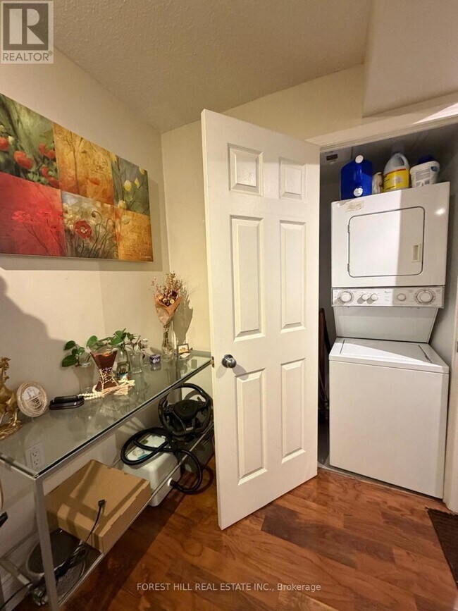 Building Photo - 388 Bloor St E