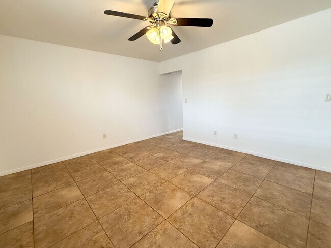 Foto del edificio - 512 N Valley Dr