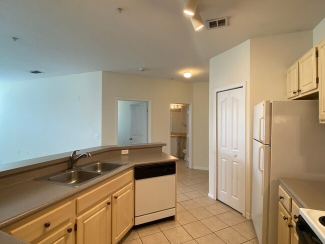 Building Photo - Spacious 2br/2ba Visconti Condo with W/D H...