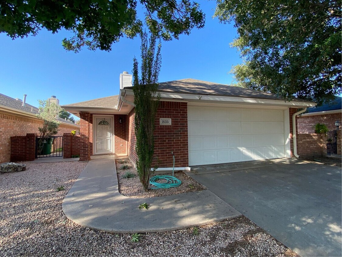 Primary Photo - Charming 2 Bedroom, 2 Bath Home with Lovel...