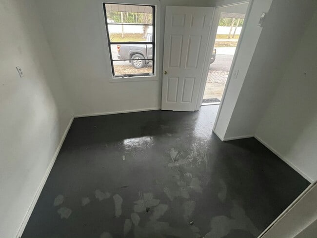 Foto del edificio - 14035 W River Rd