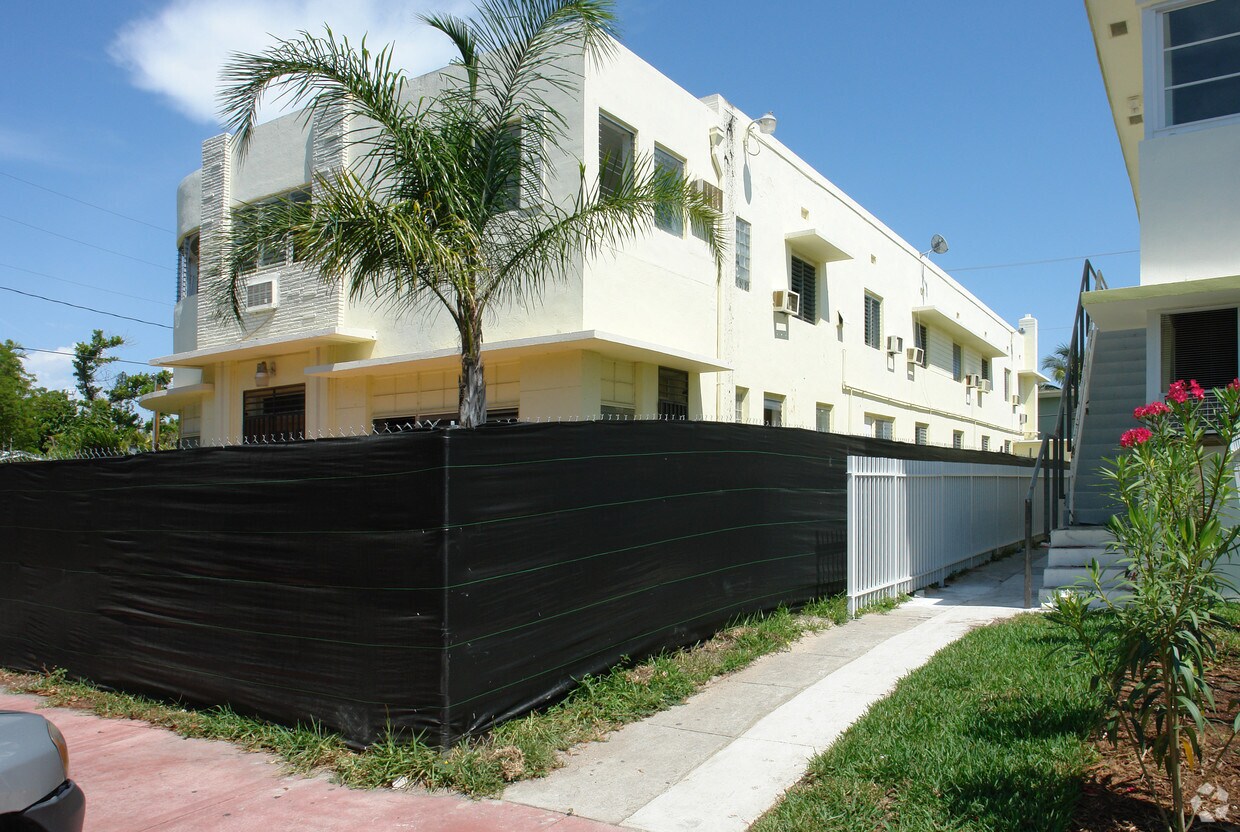 Building Photo - 1021 Bay Dr