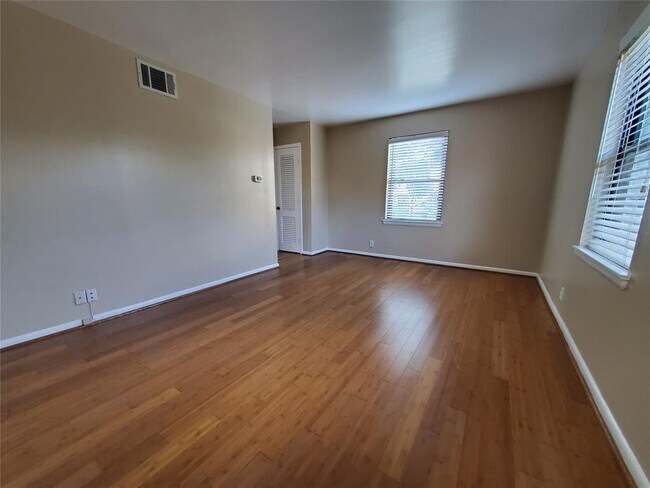 Foto del edificio - 5030 N Hall St