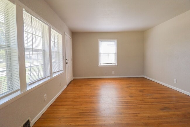 Building Photo - 3 Bed / 1 Bath in Tulsa!