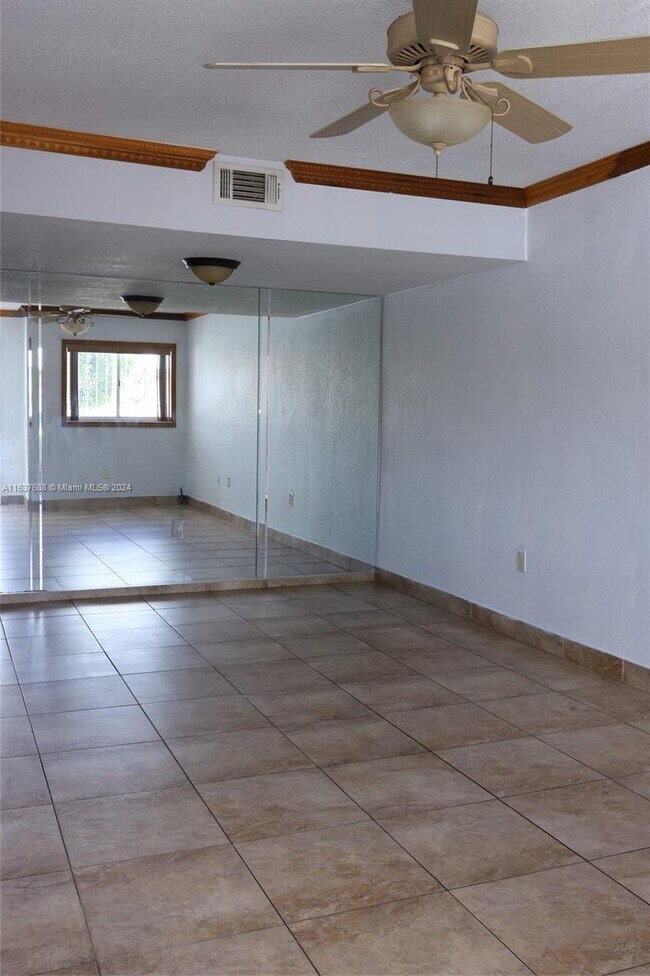 Foto del edificio - 1100 SW 104th Ct