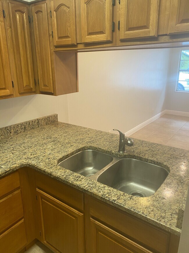 Kitchen sink - 700 Magnolia Ave