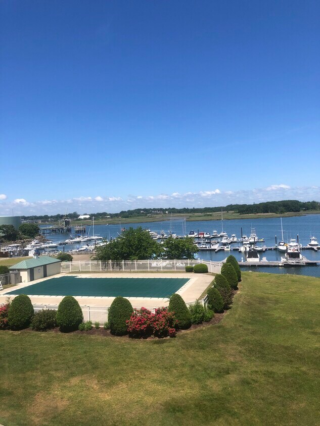 Primary Photo - 200 Cove Way