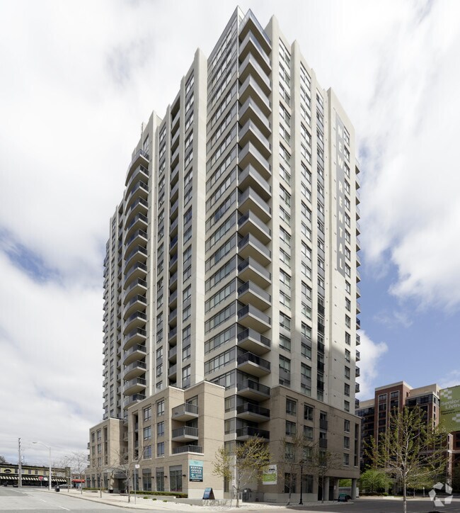 Photo du bâtiment - Serrano at Village Gate West