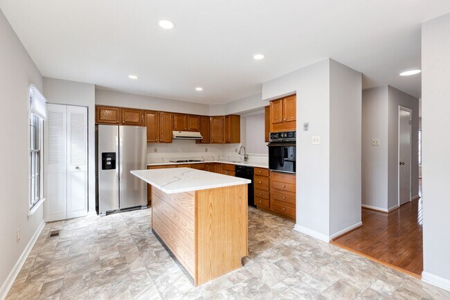 Foto del edificio - Welcome to this beautiful 3bd 3.5bth brick-front townhome in the highly sought-after Copperfield ...