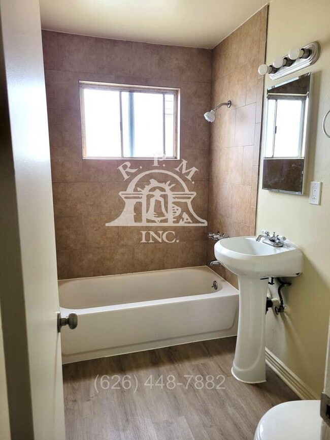 Building Photo - Spacious Upstairs 2-Bedroom, 1-Bathroom Ap...