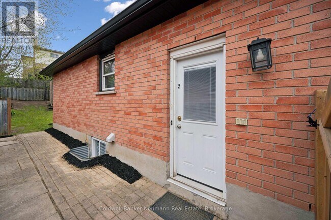 Photo du bâtiment - 364 Imperial Rd S