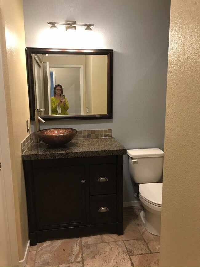 Foto del edificio - 3 Bedroom 2 Bathroom Home In Southwest Visalia with a Pool and SOLAR!