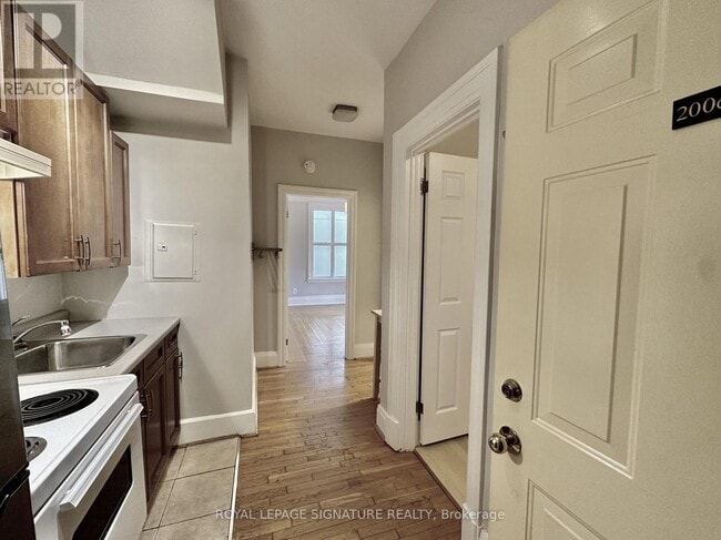 Building Photo - 646 Broadview Ave