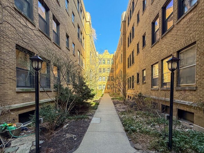 Building Photo - 640 W Waveland Ave