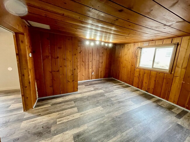Building Photo - One-level Home in a Country Setting!