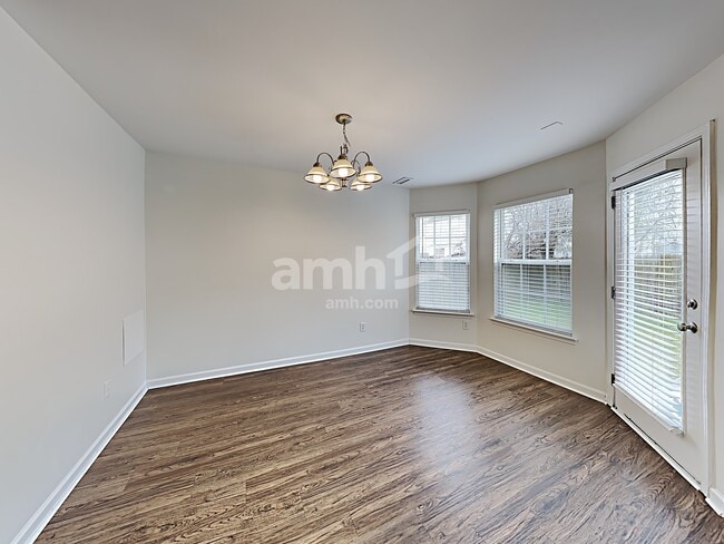 Foto del edificio - 1568 Pebble Ridge Dr