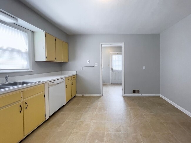 Building Photo - Dishwasher and Washer/Dryer Included