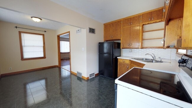 Building Photo - 3 Bedroom, 3 Bathroom House