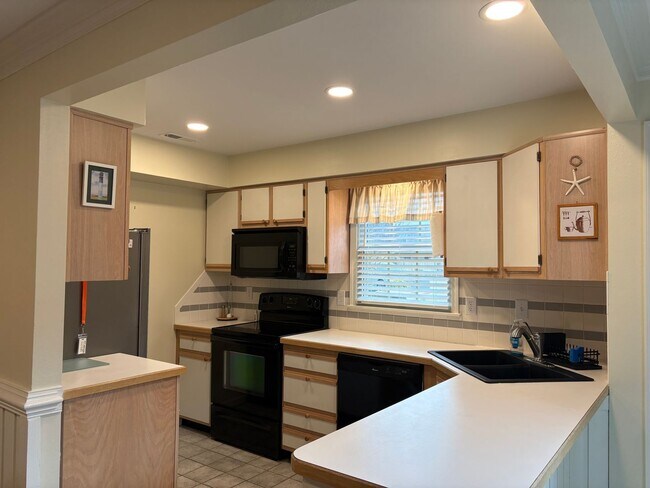 Foto del edificio - 2 Bedroom 2.5 Bath Home in Kitty Hawk $2150/mo