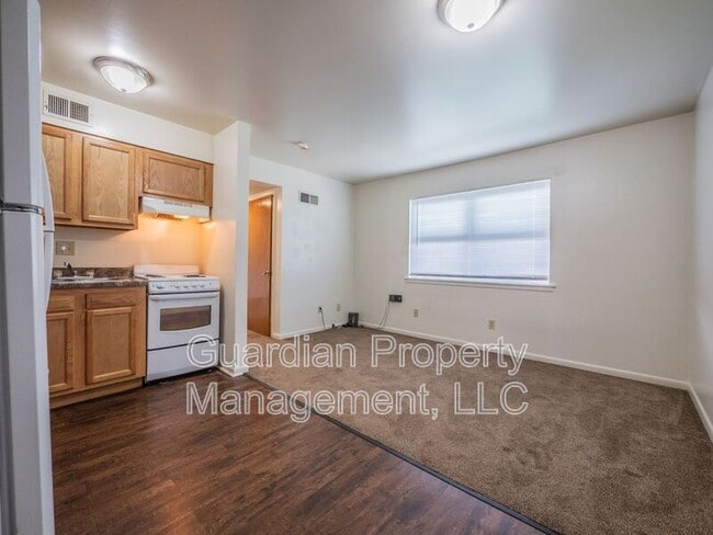 Building Photo - 1115 N College Dr