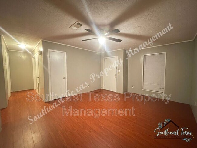 Foto del edificio - 6255 Warren St