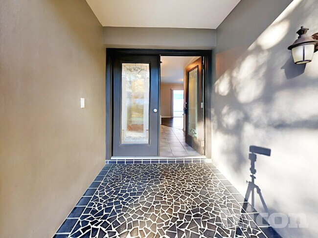 Foto del edificio - 7102 Woodfield Dr