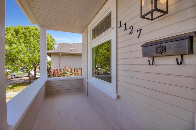Building Photo - 1127 Mastic St