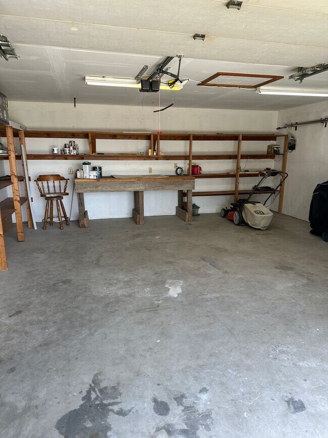 Building Photo - Quiet property in the county!