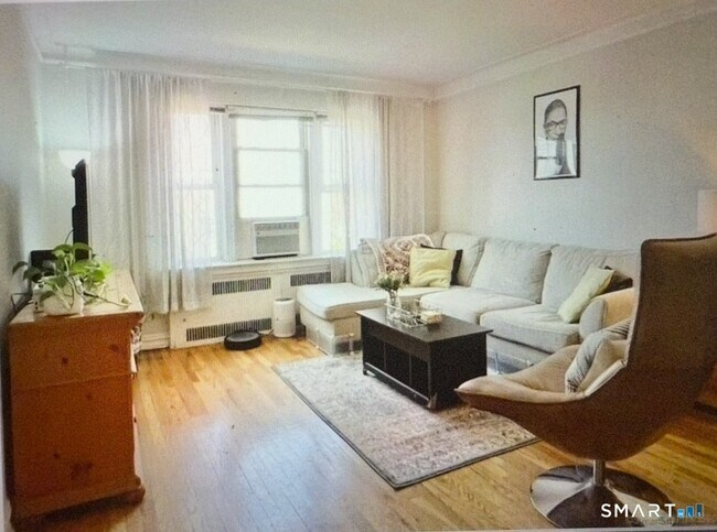 Foto del edificio - 70 Strawberry Hill Ave