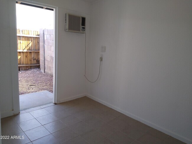 Foto del edificio - 1627 E Pinchot Ave