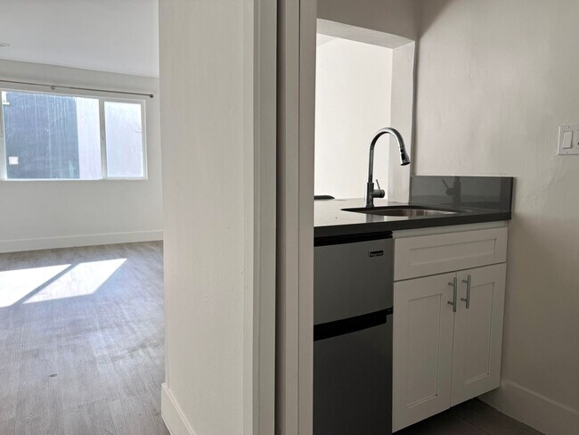 Foto del edificio - Koreatown Renovated Bachelor/Studio