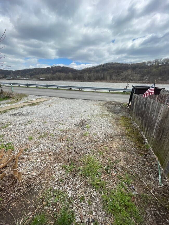 Building Photo - Renovated 3 bed 1 bath with River views fr...