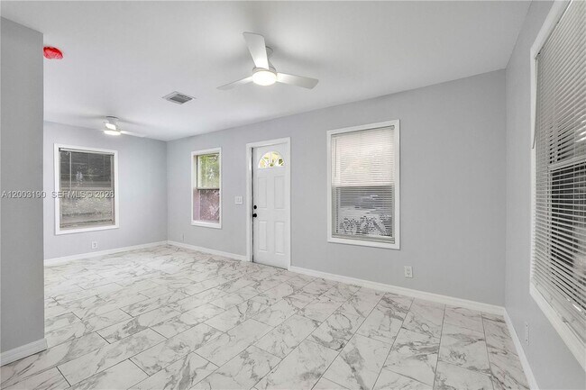 Foto del edificio - 901 NE 38th St