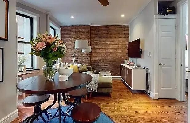 Foto principal - 326 E 35th St