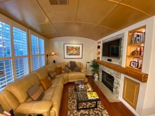 Foto del edificio - 3 Bed 3.5 Bath + Loft, In Downtown Danvill...