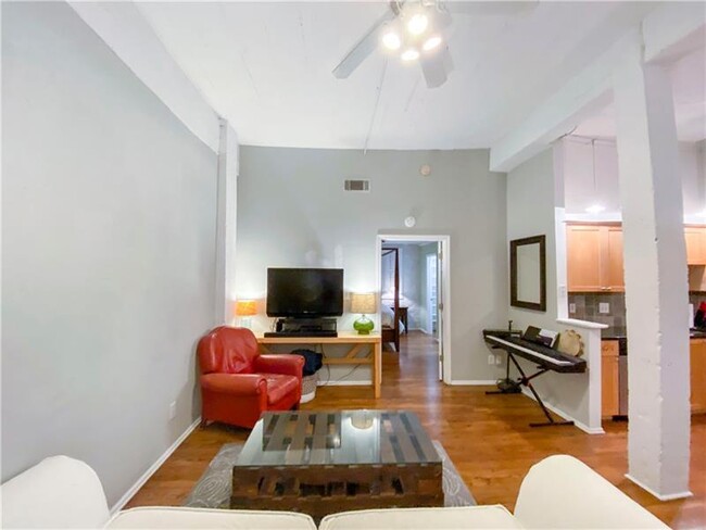Foto del edificio - 1026 St Charles Ave NE