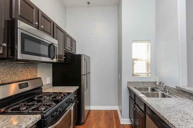 Kitchen - Hollywood View Towers