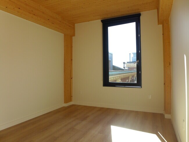 Building Photo - 67 Lenox St