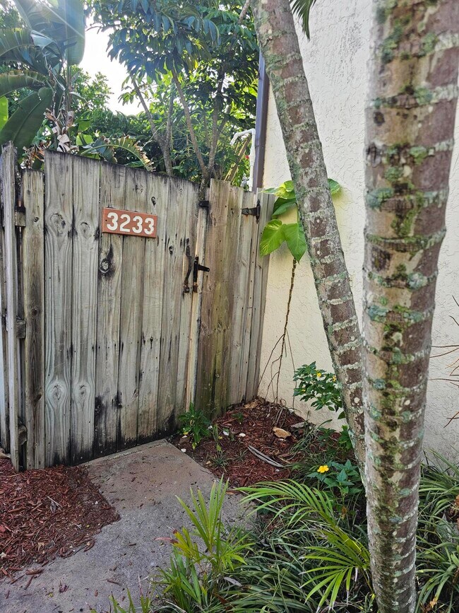 Foto del edificio - 3233 Sea Oats Cir