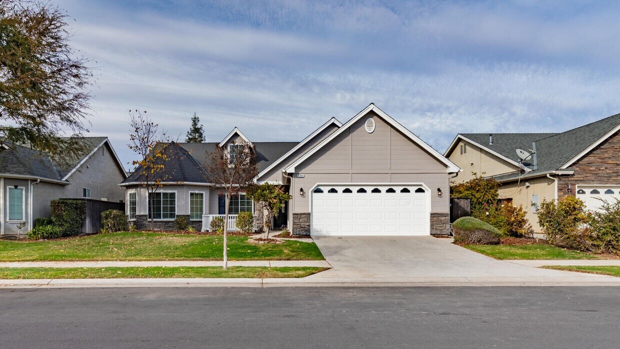 Primary Photo - Beautifully Updated Buchanan Area Home for...